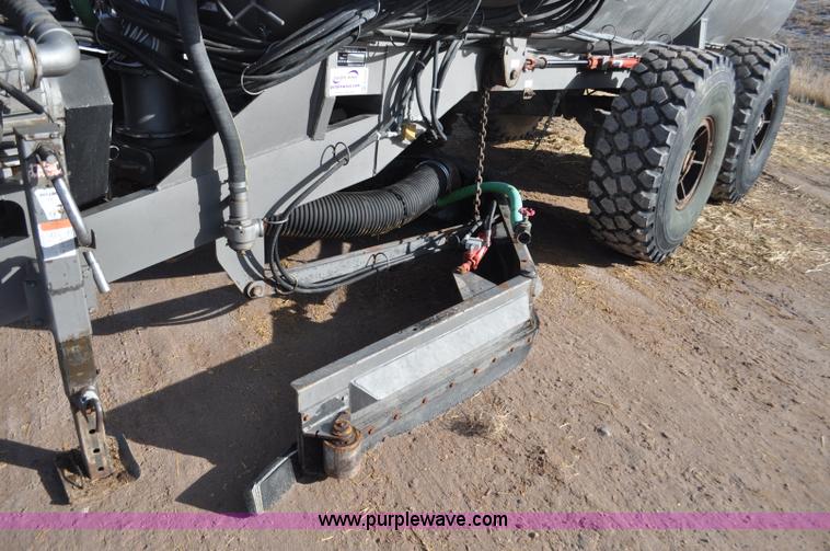 image for item G7122 2011 Loewen 5000 Honey-Vac honey wagon