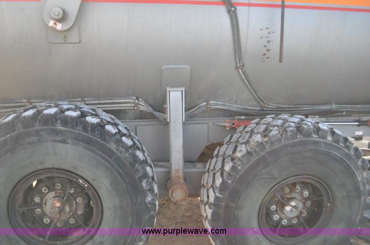 image for item G7122 2011 Loewen 5000 Honey-Vac honey wagon