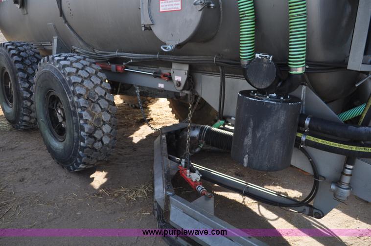 image for item G7122 2011 Loewen 5000 Honey-Vac honey wagon