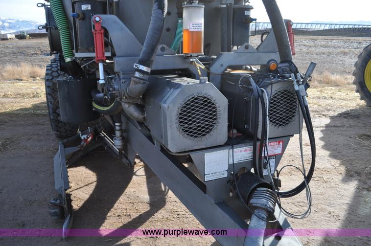 image for item G7122 2011 Loewen 5000 Honey-Vac honey wagon