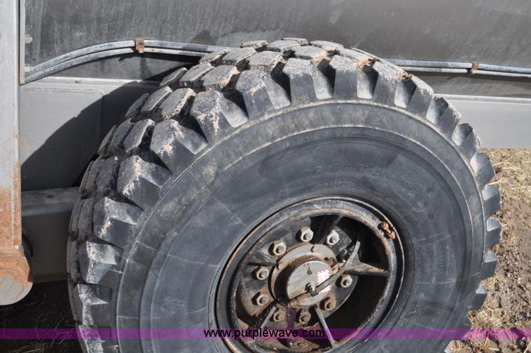 image for item G7122 2011 Loewen 5000 Honey-Vac honey wagon