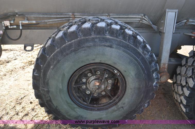 image for item G7122 2011 Loewen 5000 Honey-Vac honey wagon