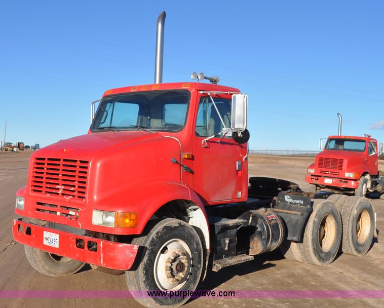 image for item G7126 1990 International 8100 semi truck