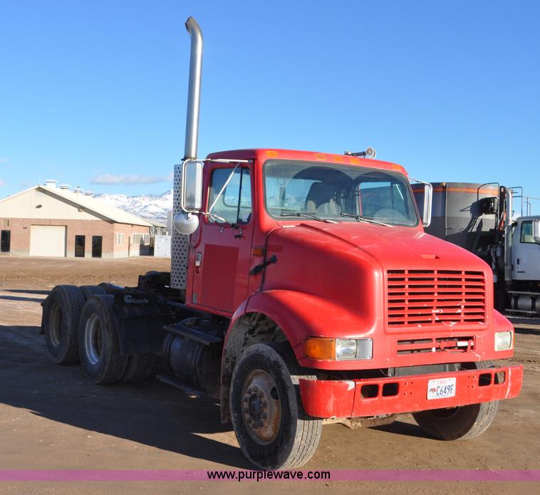 image for item G7126 1990 International 8100 semi truck