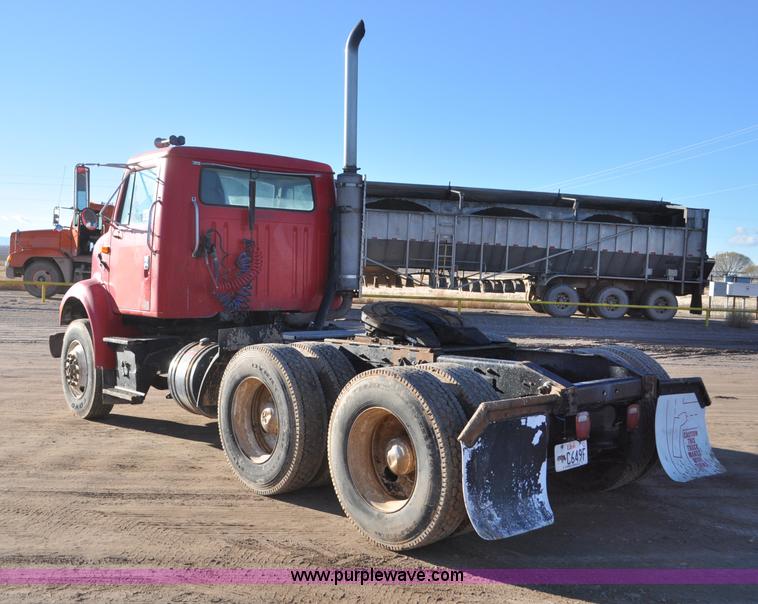 image for item G7126 1990 International 8100 semi truck