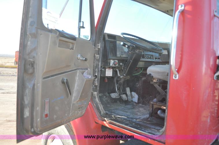 image for item G7126 1990 International 8100 semi truck