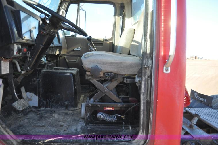 image for item G7126 1990 International 8100 semi truck