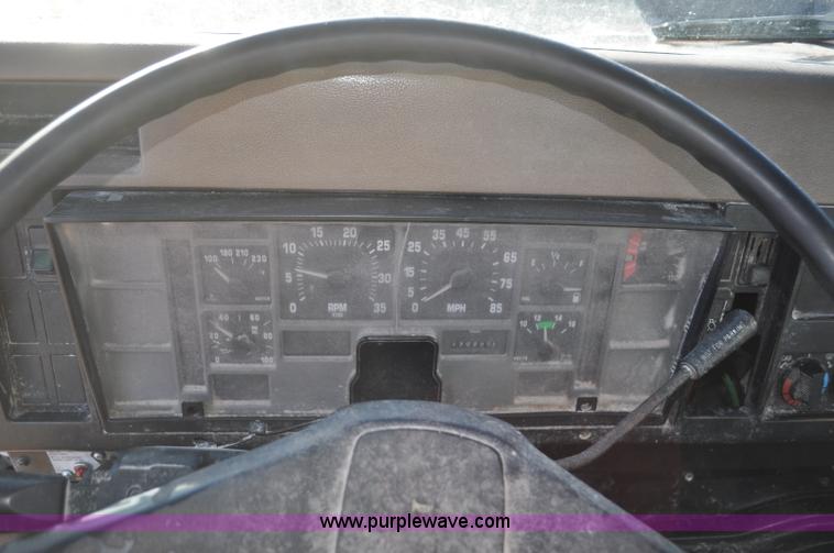 image for item G7126 1990 International 8100 semi truck