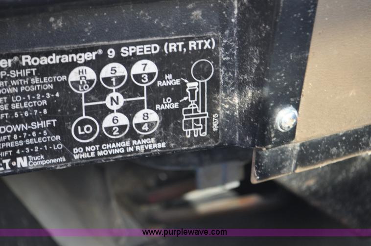 image for item G7126 1990 International 8100 semi truck