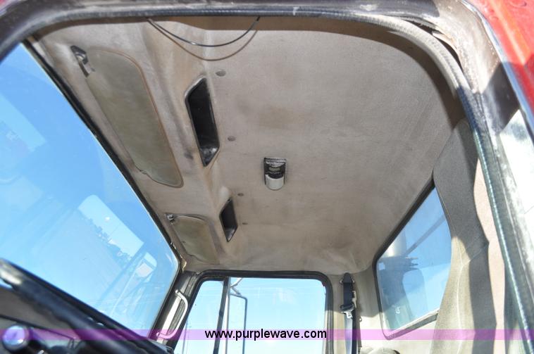 image for item G7126 1990 International 8100 semi truck