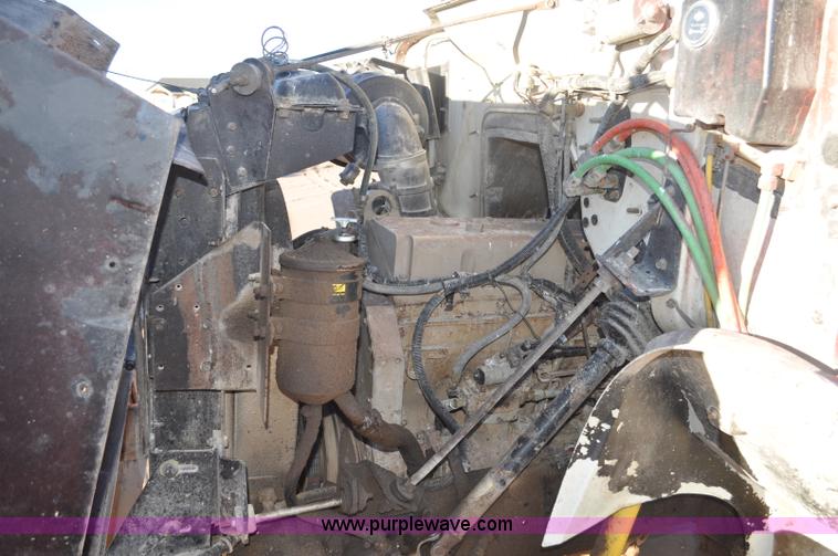 image for item G7126 1990 International 8100 semi truck