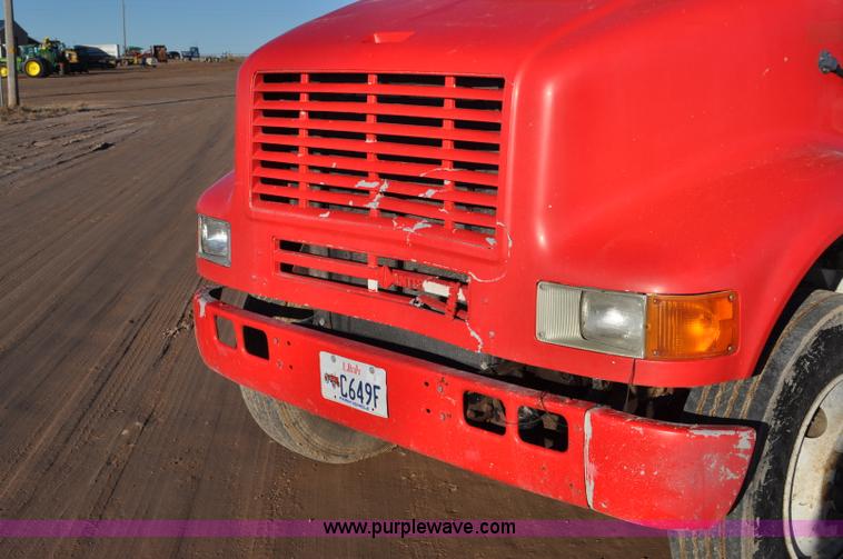 image for item G7126 1990 International 8100 semi truck
