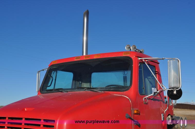 image for item G7126 1990 International 8100 semi truck