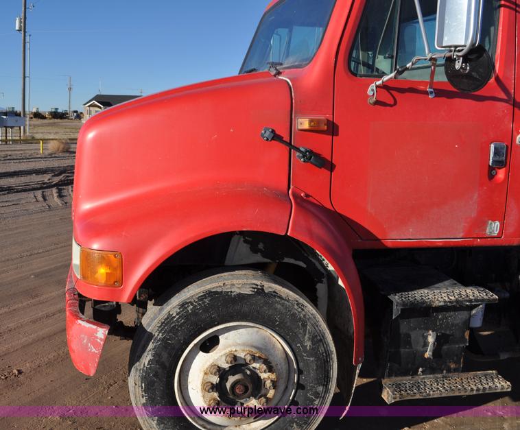 image for item G7126 1990 International 8100 semi truck