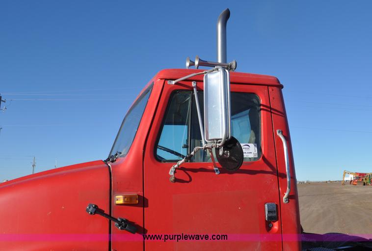 image for item G7126 1990 International 8100 semi truck