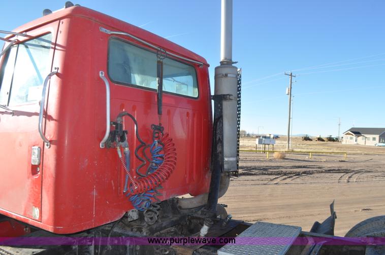 image for item G7126 1990 International 8100 semi truck