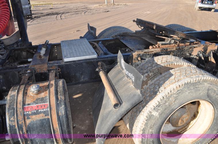 image for item G7126 1990 International 8100 semi truck