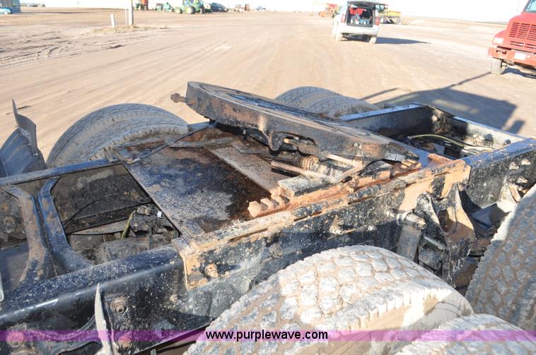 image for item G7126 1990 International 8100 semi truck