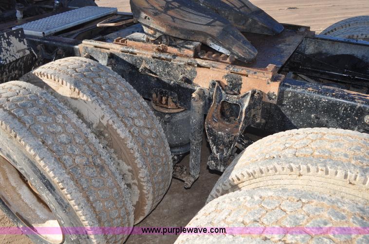 image for item G7126 1990 International 8100 semi truck