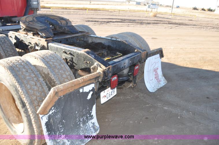 image for item G7126 1990 International 8100 semi truck