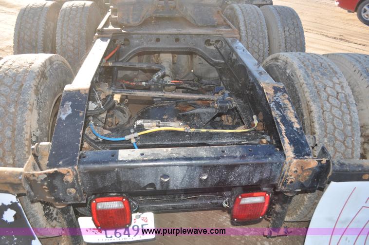 image for item G7126 1990 International 8100 semi truck