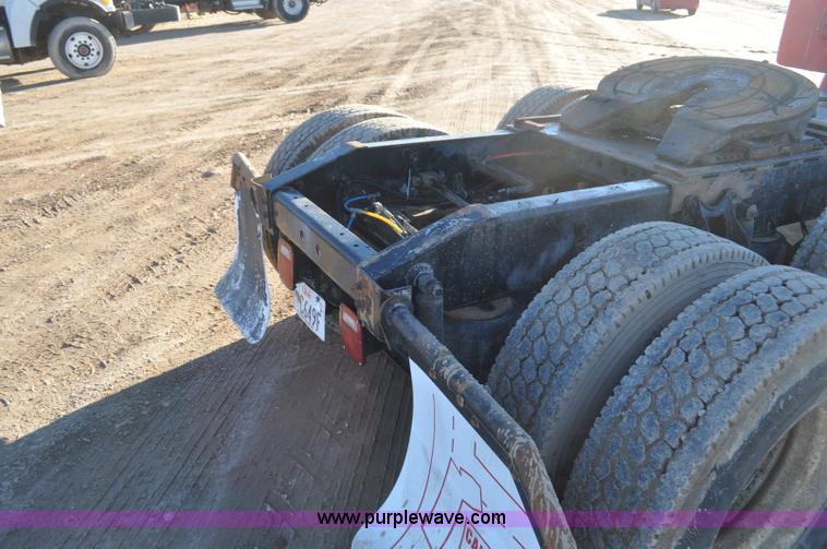 image for item G7126 1990 International 8100 semi truck