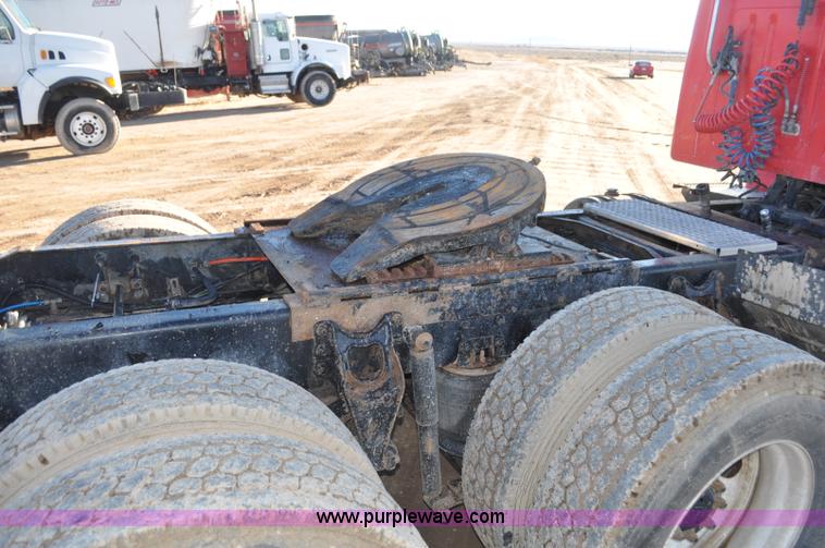 image for item G7126 1990 International 8100 semi truck