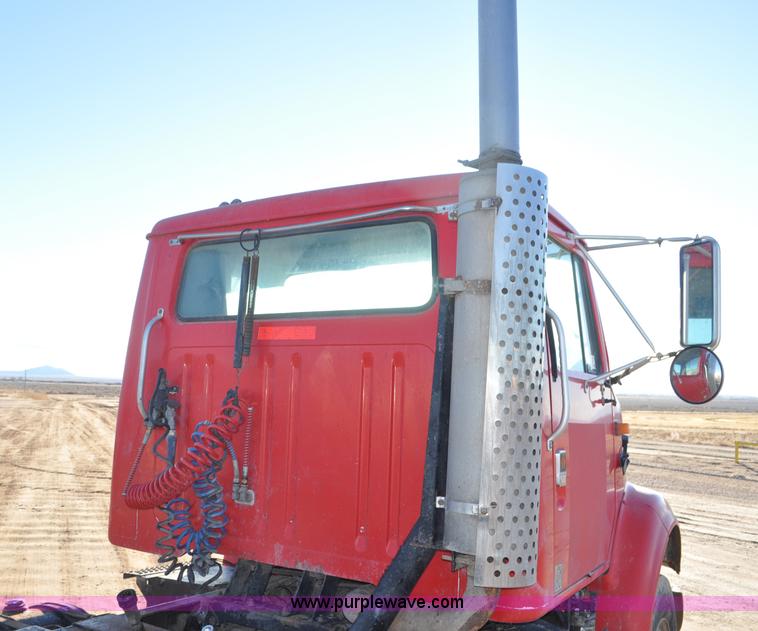 image for item G7126 1990 International 8100 semi truck