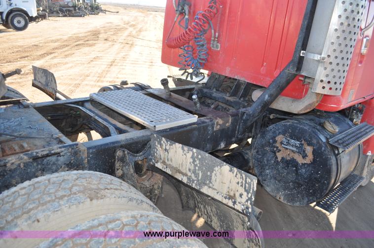 image for item G7126 1990 International 8100 semi truck