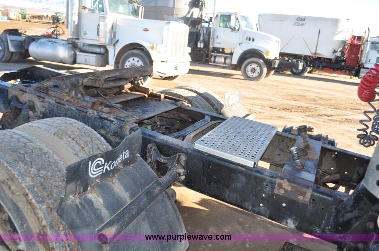 image for item G7126 1990 International 8100 semi truck