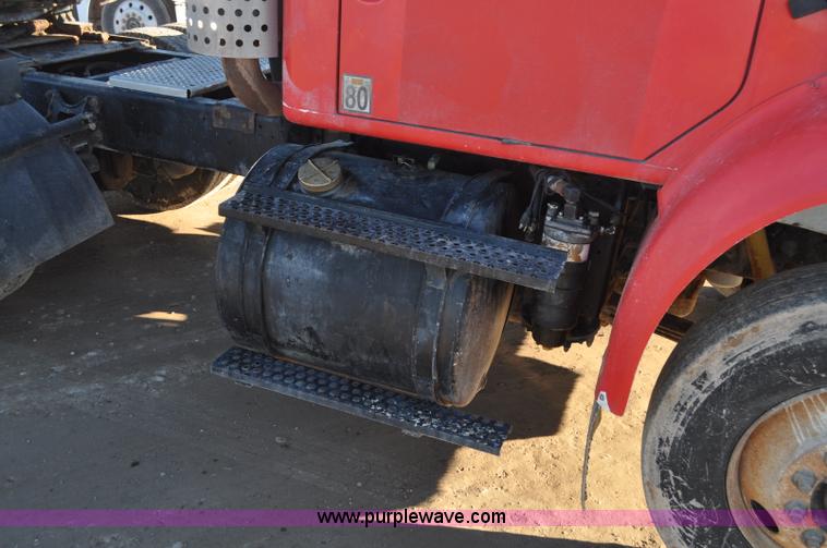 image for item G7126 1990 International 8100 semi truck