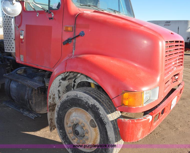 image for item G7126 1990 International 8100 semi truck