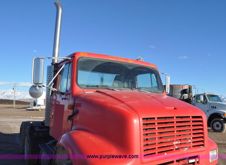 image for item G7126 1990 International 8100 semi truck