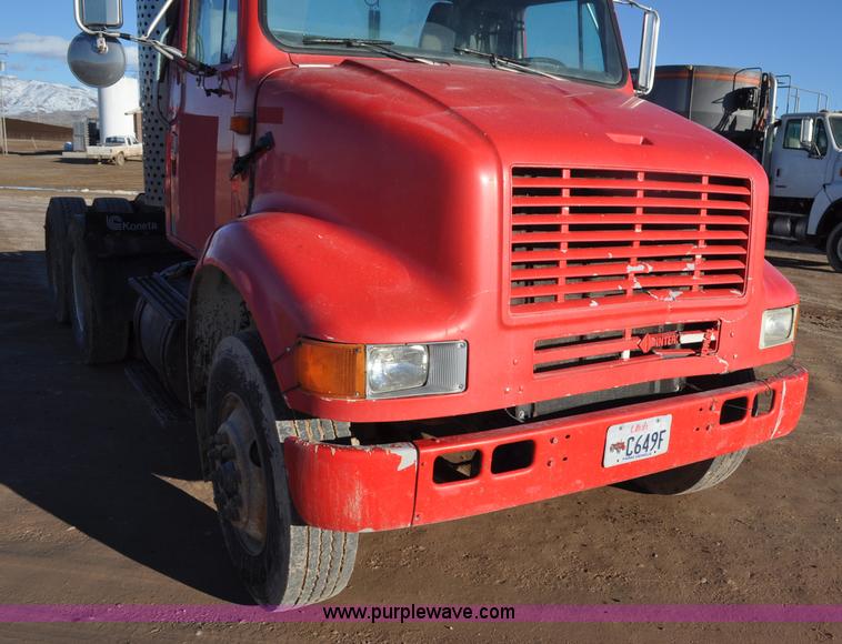 image for item G7126 1990 International 8100 semi truck