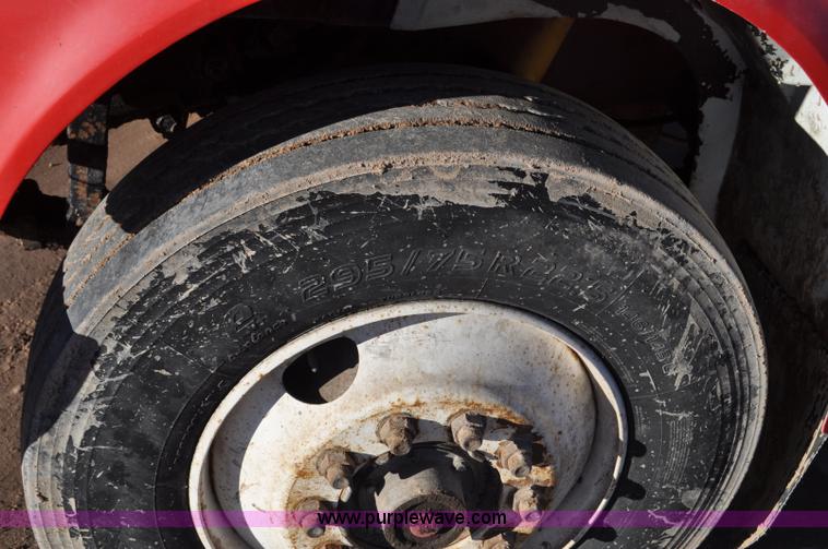 image for item G7126 1990 International 8100 semi truck