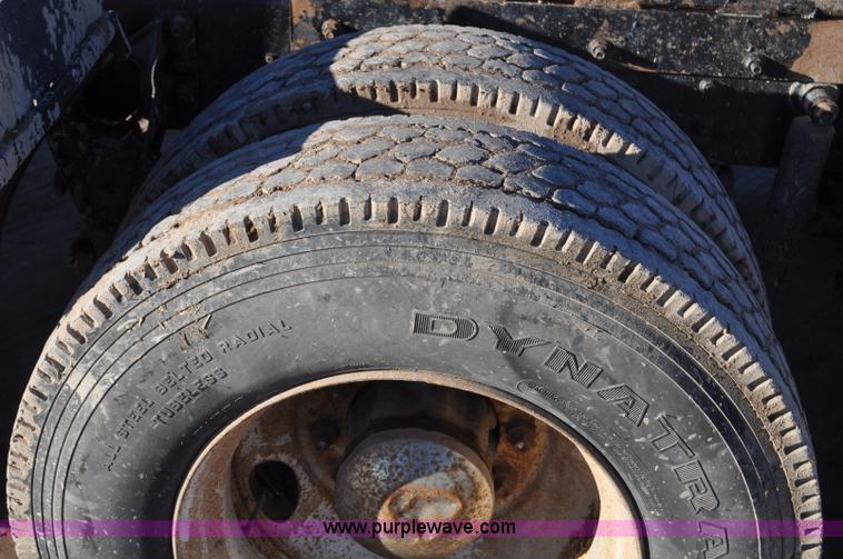 image for item G7126 1990 International 8100 semi truck