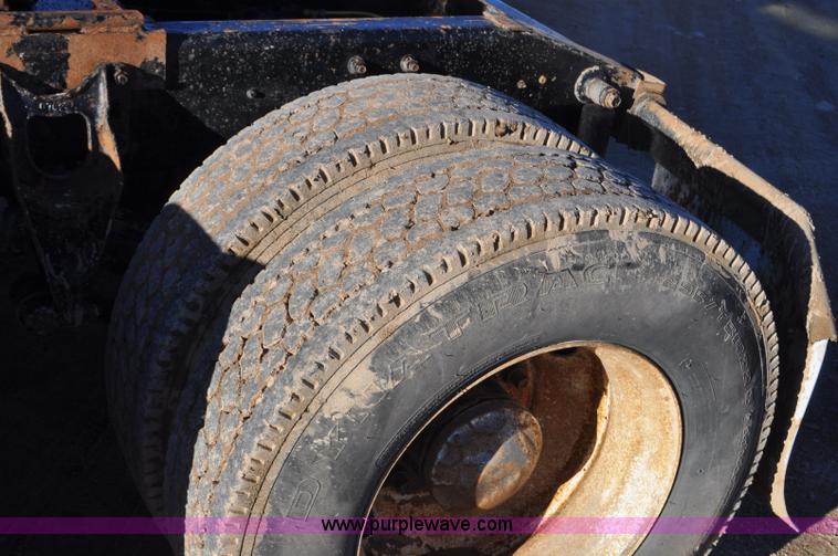 image for item G7126 1990 International 8100 semi truck