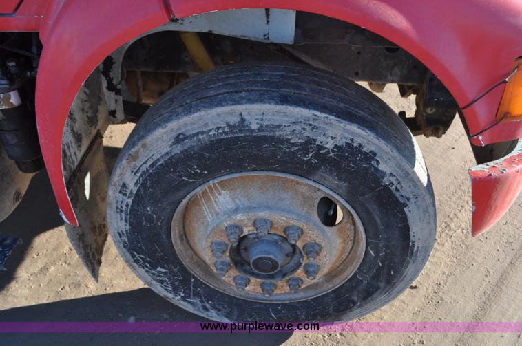 image for item G7126 1990 International 8100 semi truck