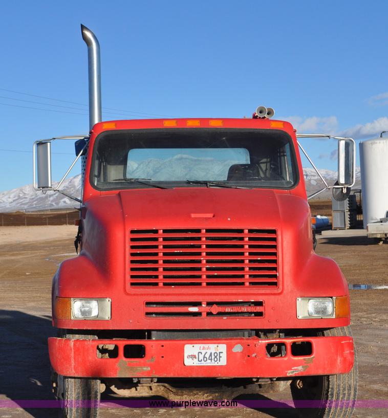 image for item G7127 1991 International 8100 semi truck