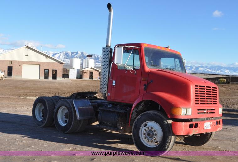 image for item G7127 1991 International 8100 semi truck