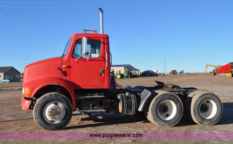 image for item G7127 1991 International 8100 semi truck