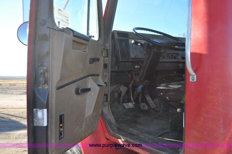 image for item G7127 1991 International 8100 semi truck