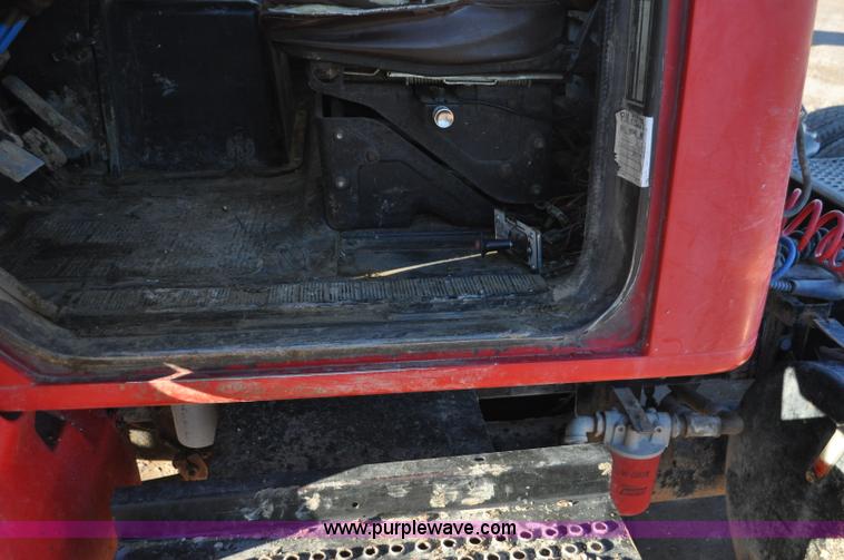 image for item G7127 1991 International 8100 semi truck