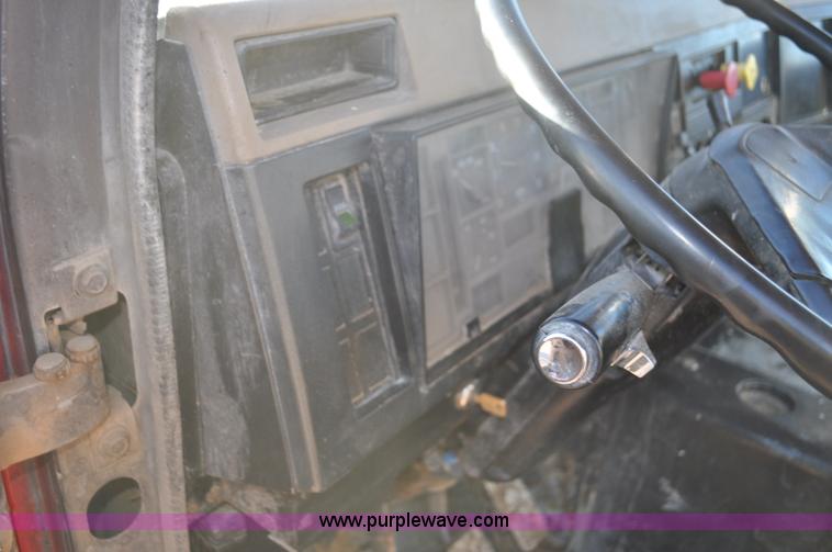 image for item G7127 1991 International 8100 semi truck