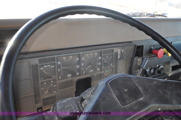 image for item G7127 1991 International 8100 semi truck