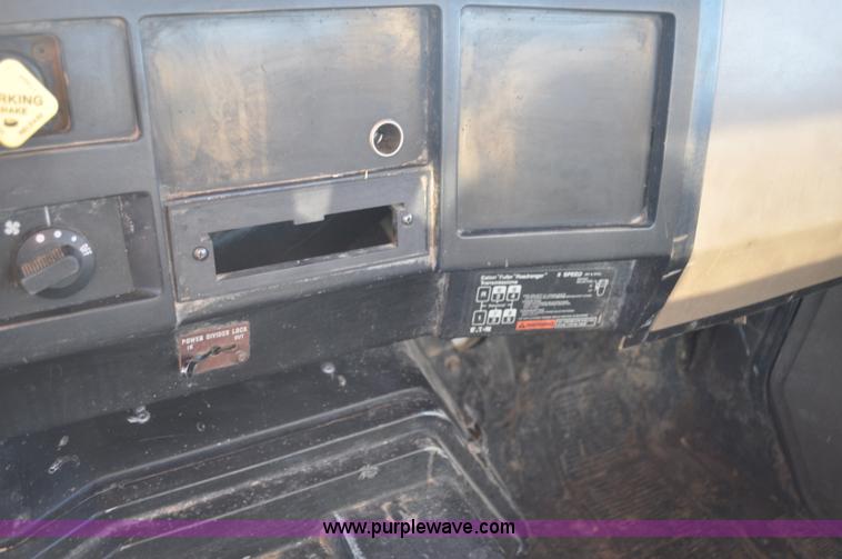 image for item G7127 1991 International 8100 semi truck