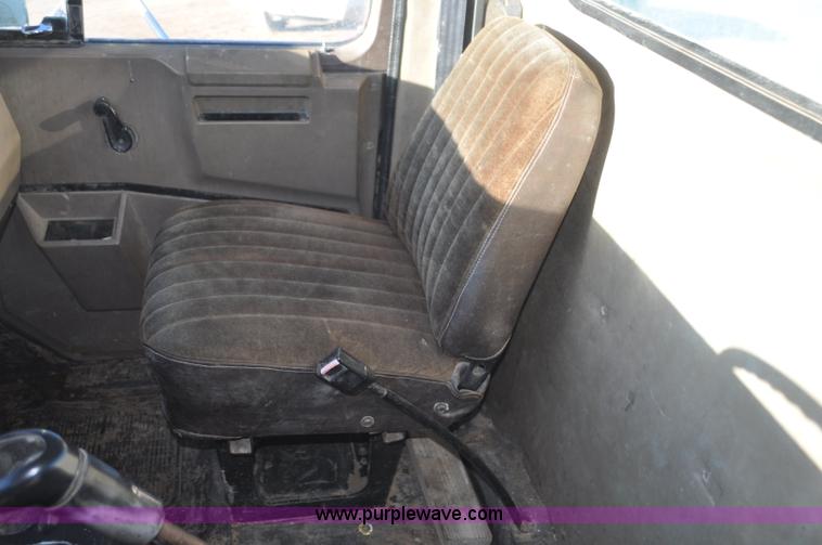 image for item G7127 1991 International 8100 semi truck