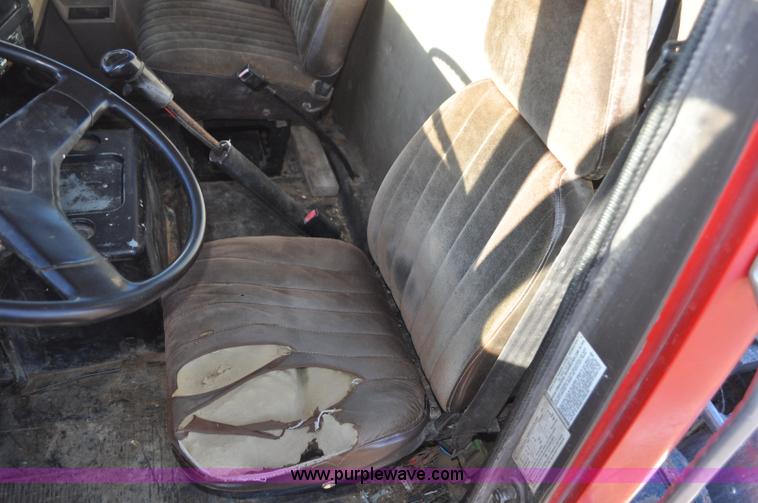 image for item G7127 1991 International 8100 semi truck