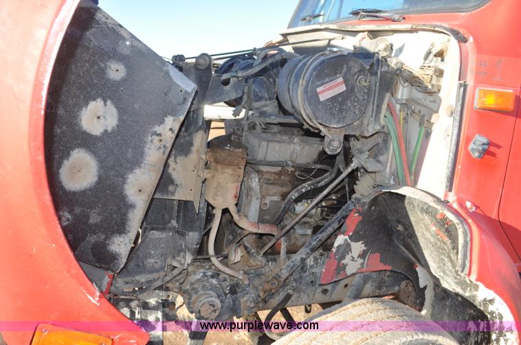 image for item G7127 1991 International 8100 semi truck