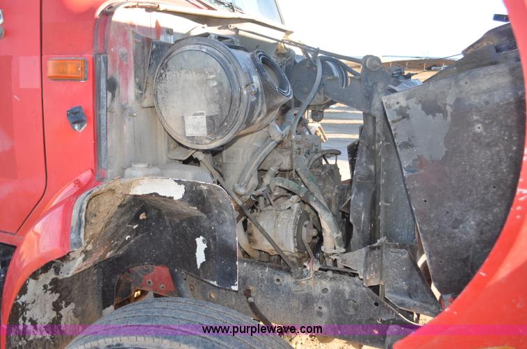 image for item G7127 1991 International 8100 semi truck